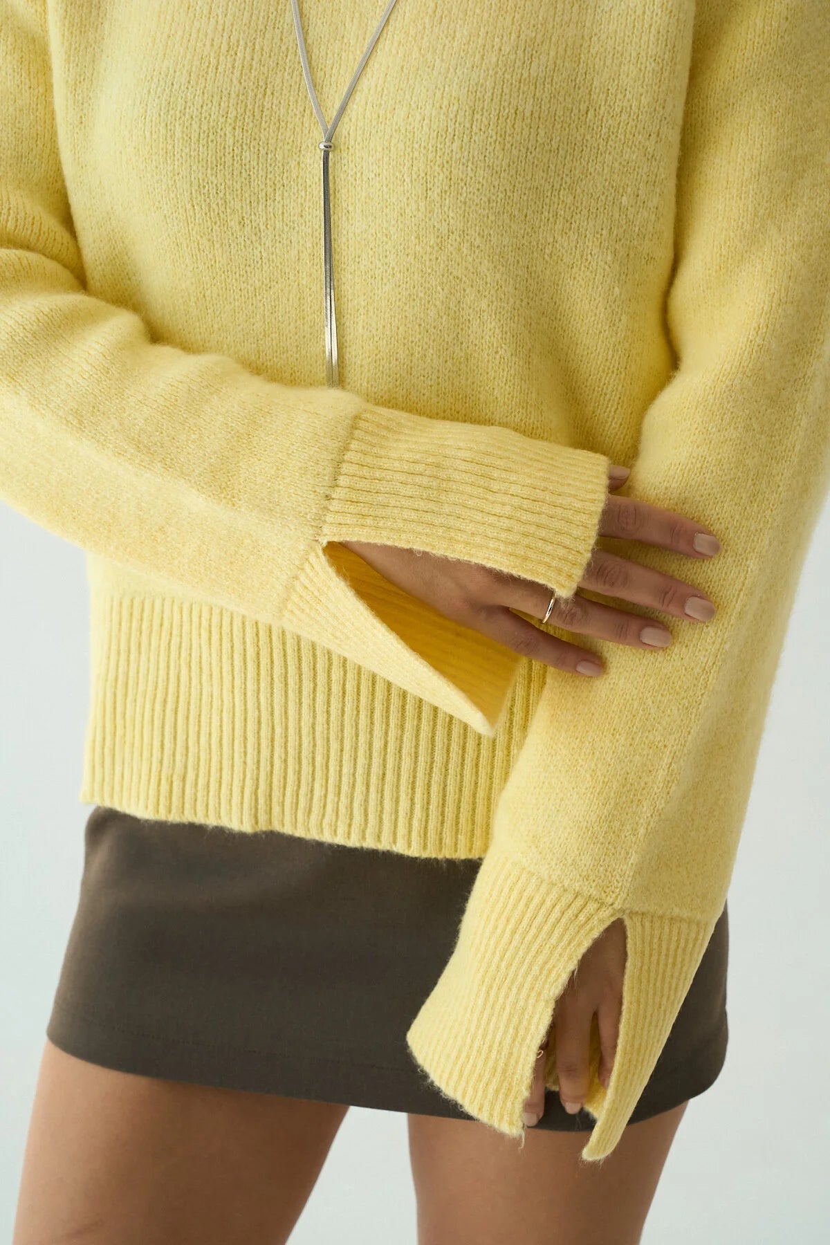 Kadın Yarım Balıkçı Yaka Yırtmaç Detaylı Triko Kazak