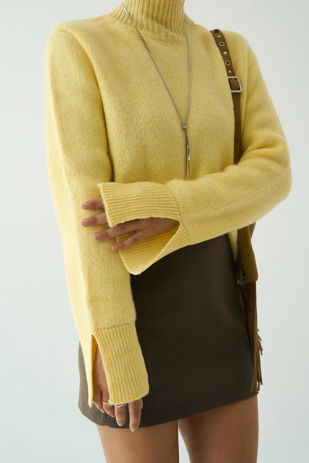 Kadın Yarım Balıkçı Yaka Yırtmaç Detaylı Triko Kazak