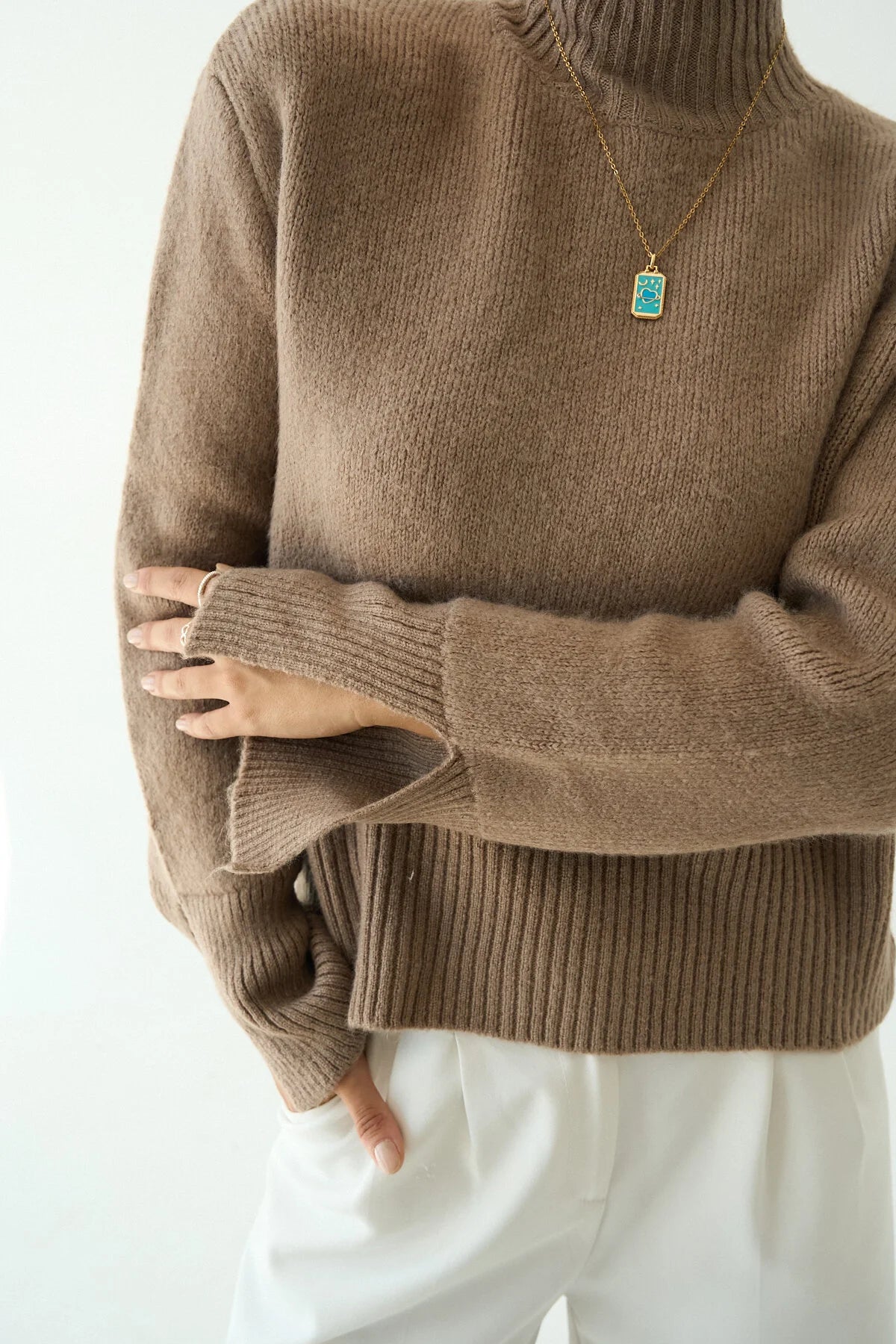 Kadın Yarım Balıkçı Yaka Yırtmaç Detaylı Triko Kazak