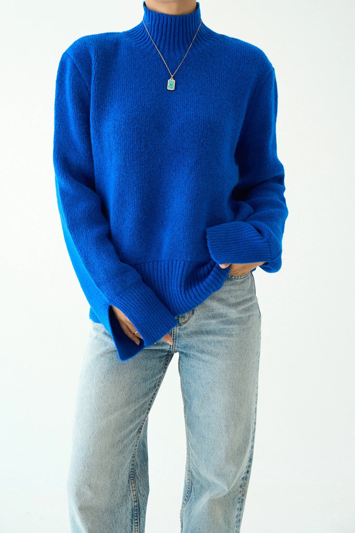 Kadın Yarım Balıkçı Yaka Yırtmaç Detaylı Triko Kazak