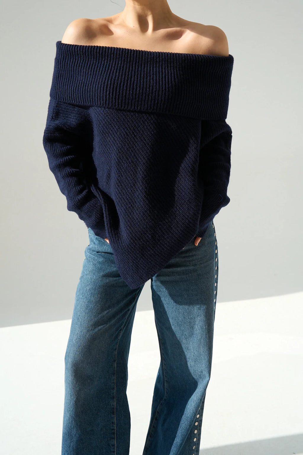 Kadın Omuz Açık Asimetrik Kesim Kazak