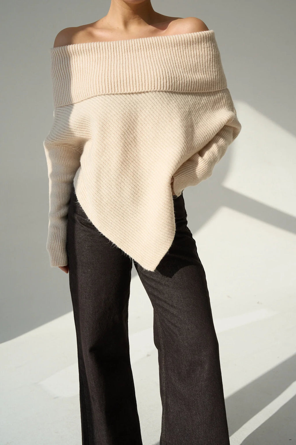 Kadın Omuz Açık Asimetrik Kesim Kazak