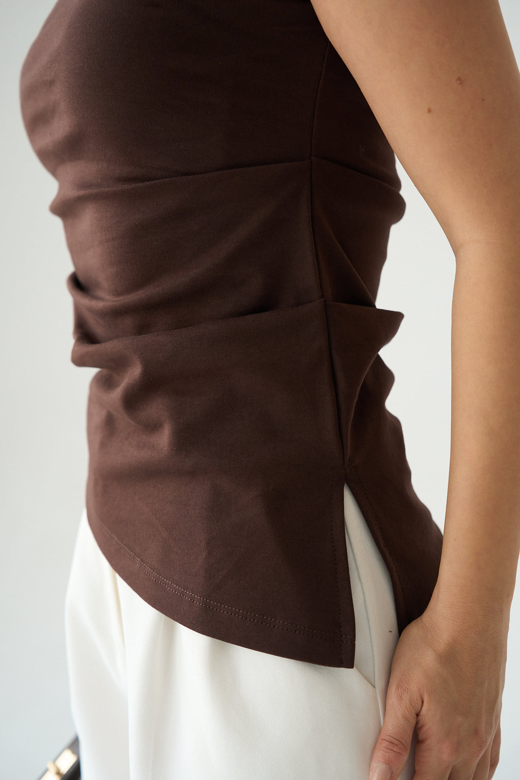 Kadın Dik Yaka Drape Detaylı Asimetrik Kolsuz Pamuklu Bluz