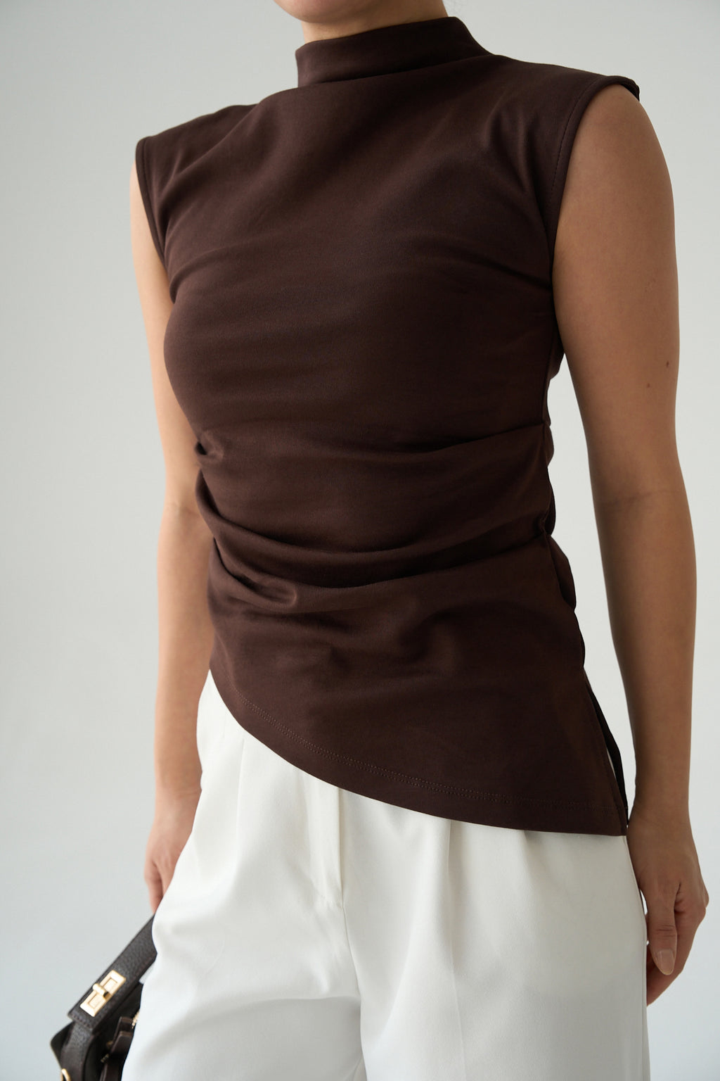 Kadın Dik Yaka Drape Detaylı Asimetrik Kolsuz Pamuklu Bluz