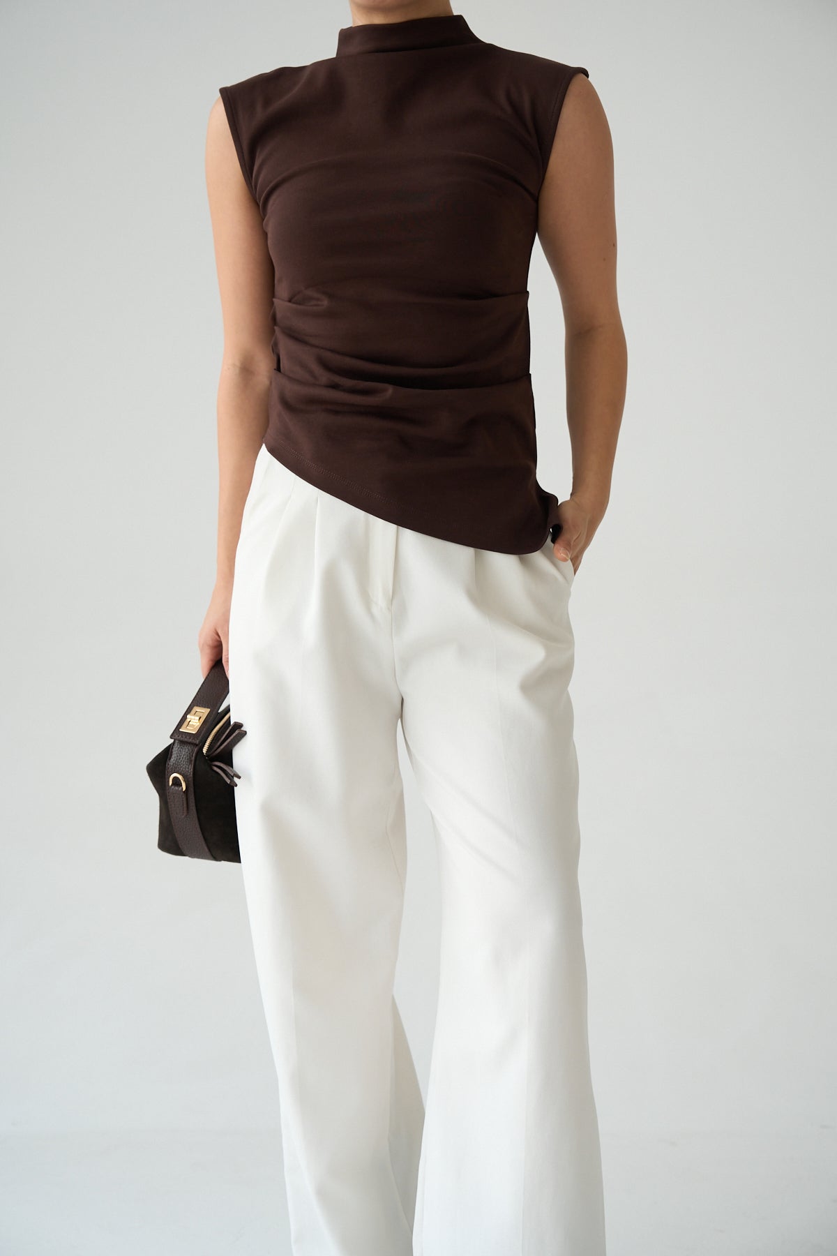 Kadın Dik Yaka Drape Detaylı Asimetrik Kolsuz Pamuklu Bluz