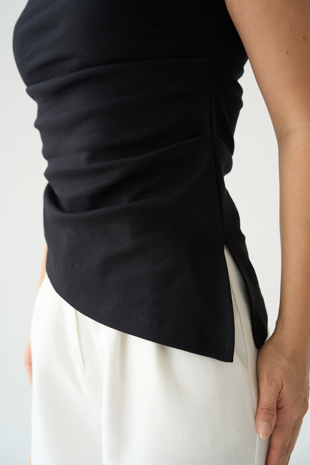 Kadın Dik Yaka Drape Detaylı Asimetrik Kolsuz Pamuklu Bluz