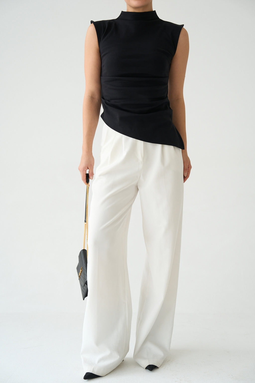 Kadın Dik Yaka Drape Detaylı Asimetrik Kolsuz Pamuklu Bluz