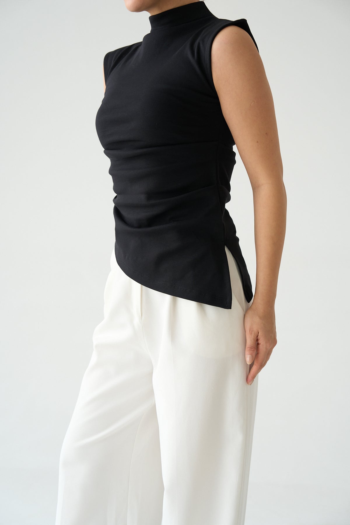 Kadın Dik Yaka Drape Detaylı Asimetrik Kolsuz Pamuklu Bluz