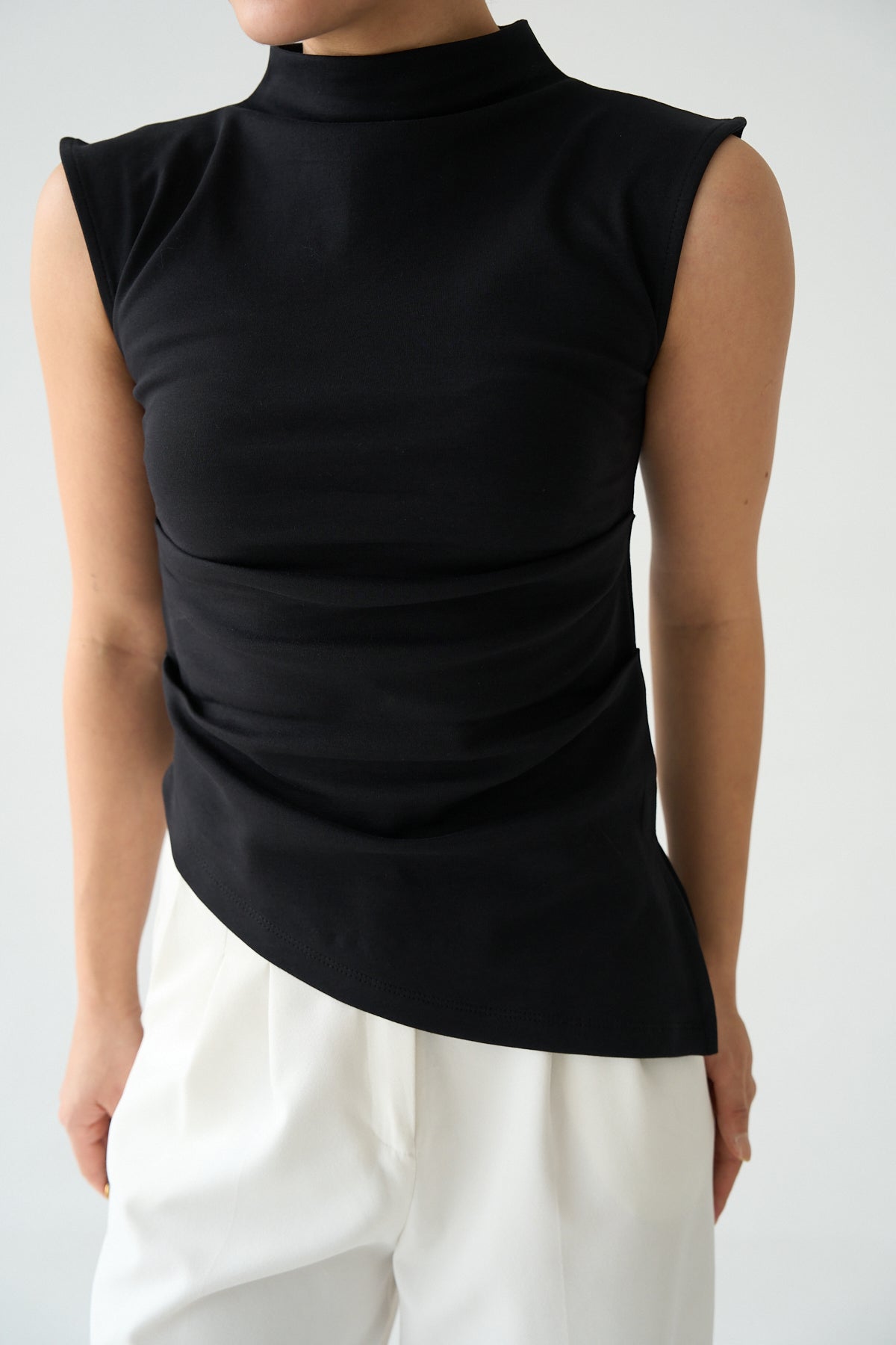 Kadın Dik Yaka Drape Detaylı Asimetrik Kolsuz Pamuklu Bluz