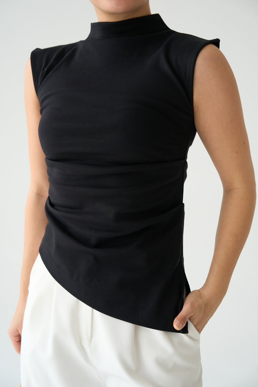 Kadın Dik Yaka Drape Detaylı Asimetrik Kolsuz Pamuklu Bluz