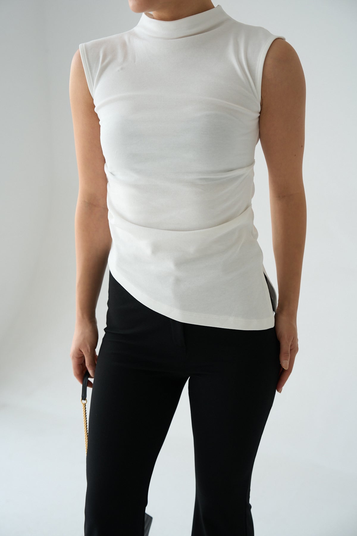 Kadın Dik Yaka Drape Detaylı Asimetrik Kolsuz Pamuklu Bluz