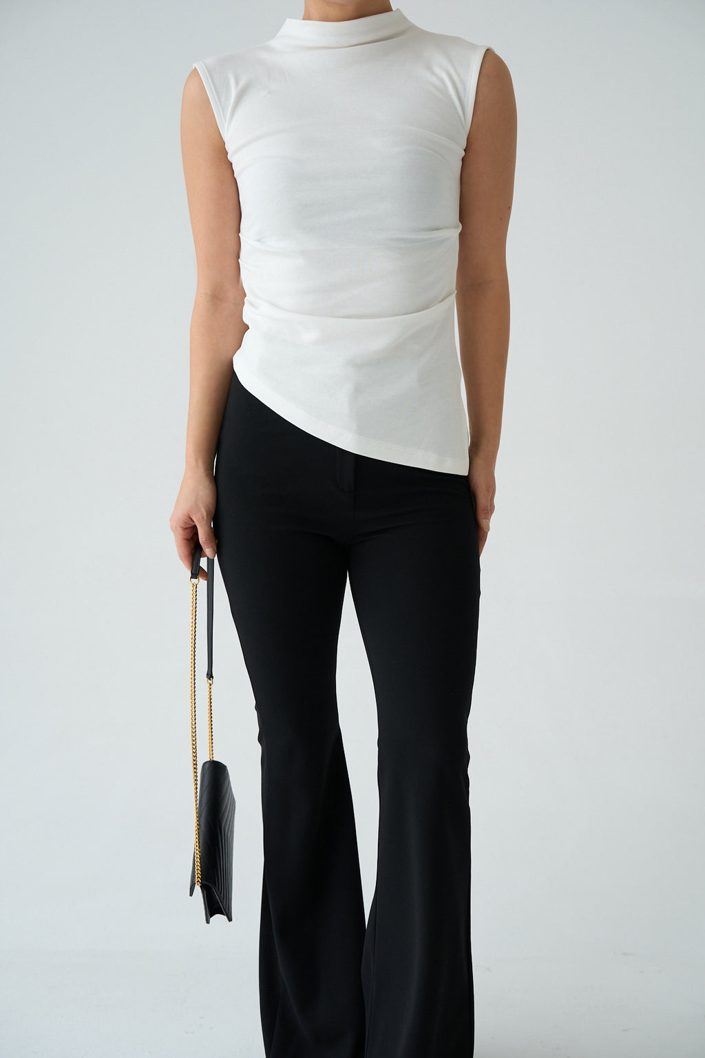 Kadın Dik Yaka Drape Detaylı Asimetrik Kolsuz Pamuklu Bluz