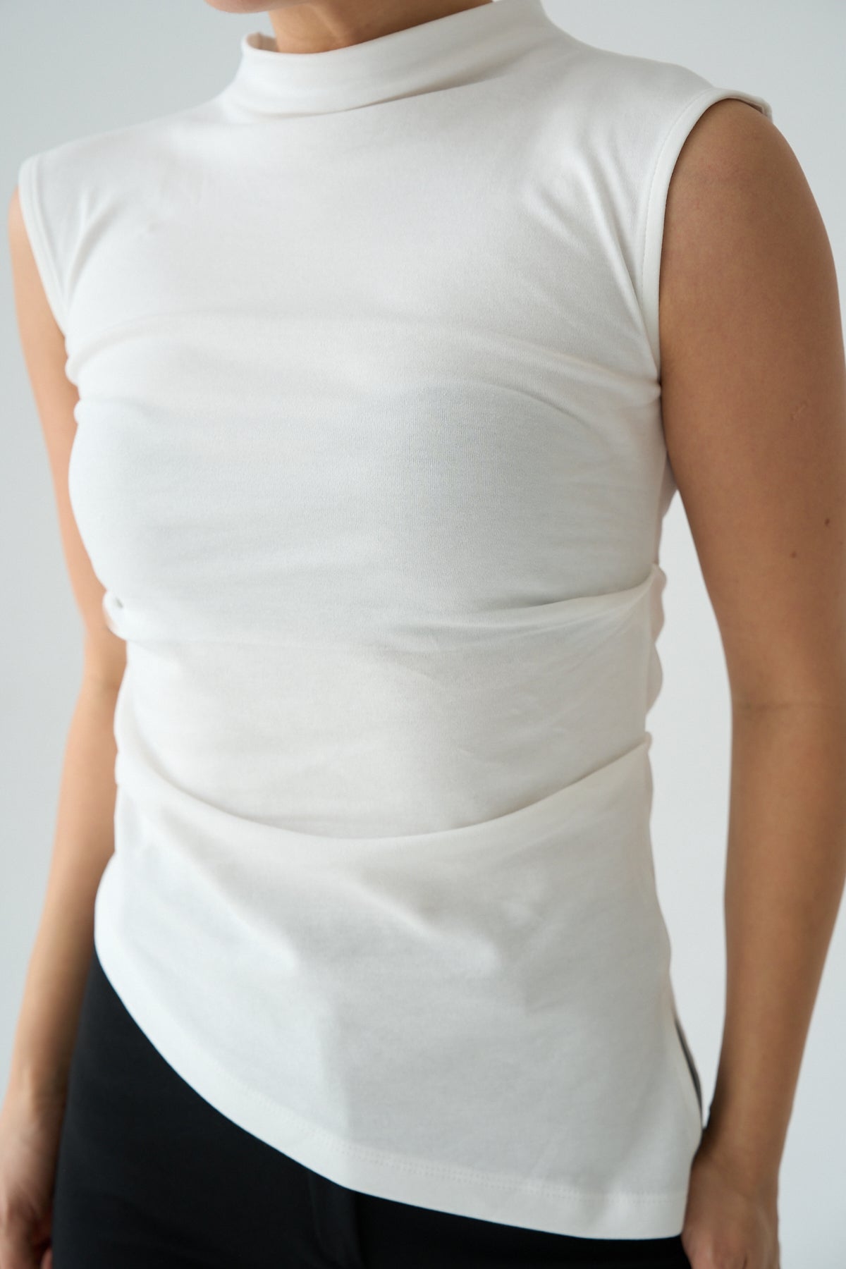 Kadın Dik Yaka Drape Detaylı Asimetrik Kolsuz Pamuklu Bluz