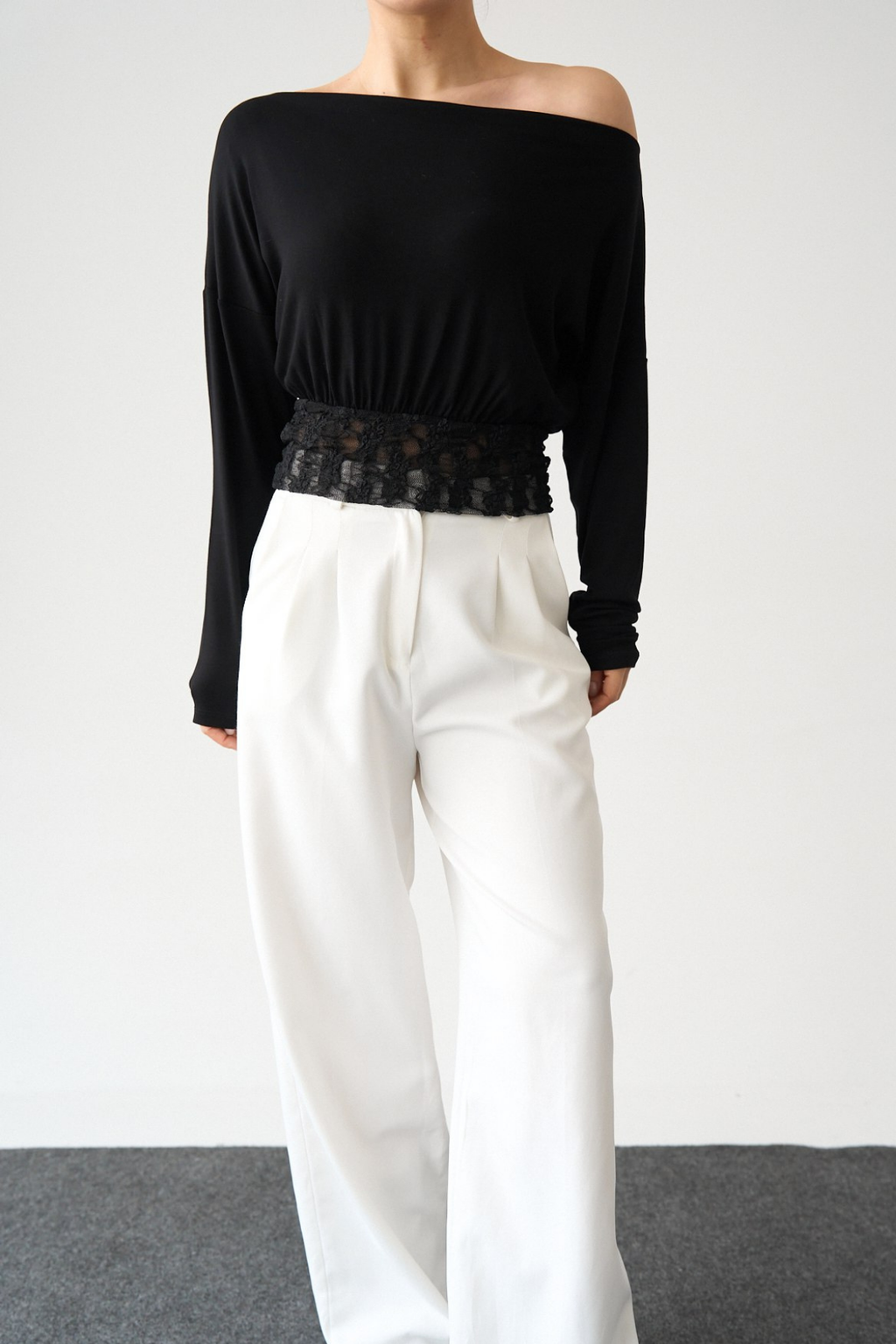 Kadın Omuzları Açık Bel Dantel Detaylı Bluz