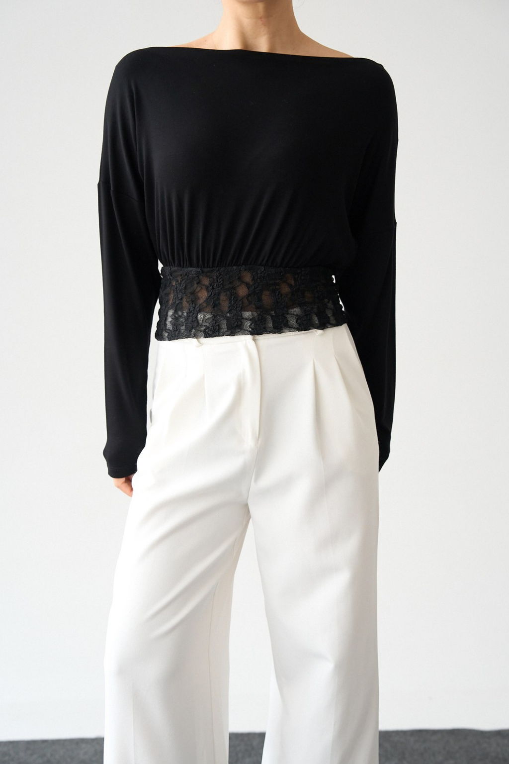 Kadın Omuzları Açık Bel Dantel Detaylı Bluz