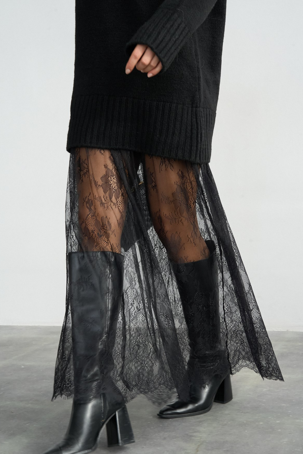 Kadın Siyah Bisiklet Yaka Dantel Detaylı Uzun Elbise