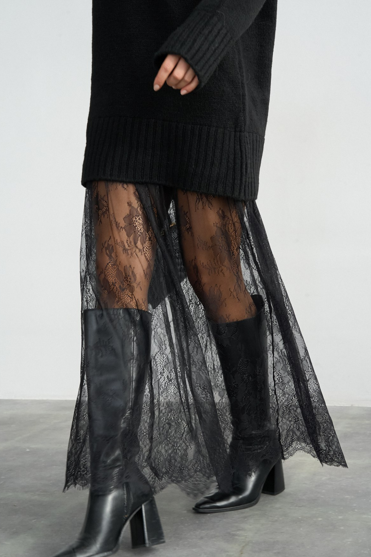 Kadın Siyah Bisiklet Yaka Dantel Detaylı Uzun Elbise