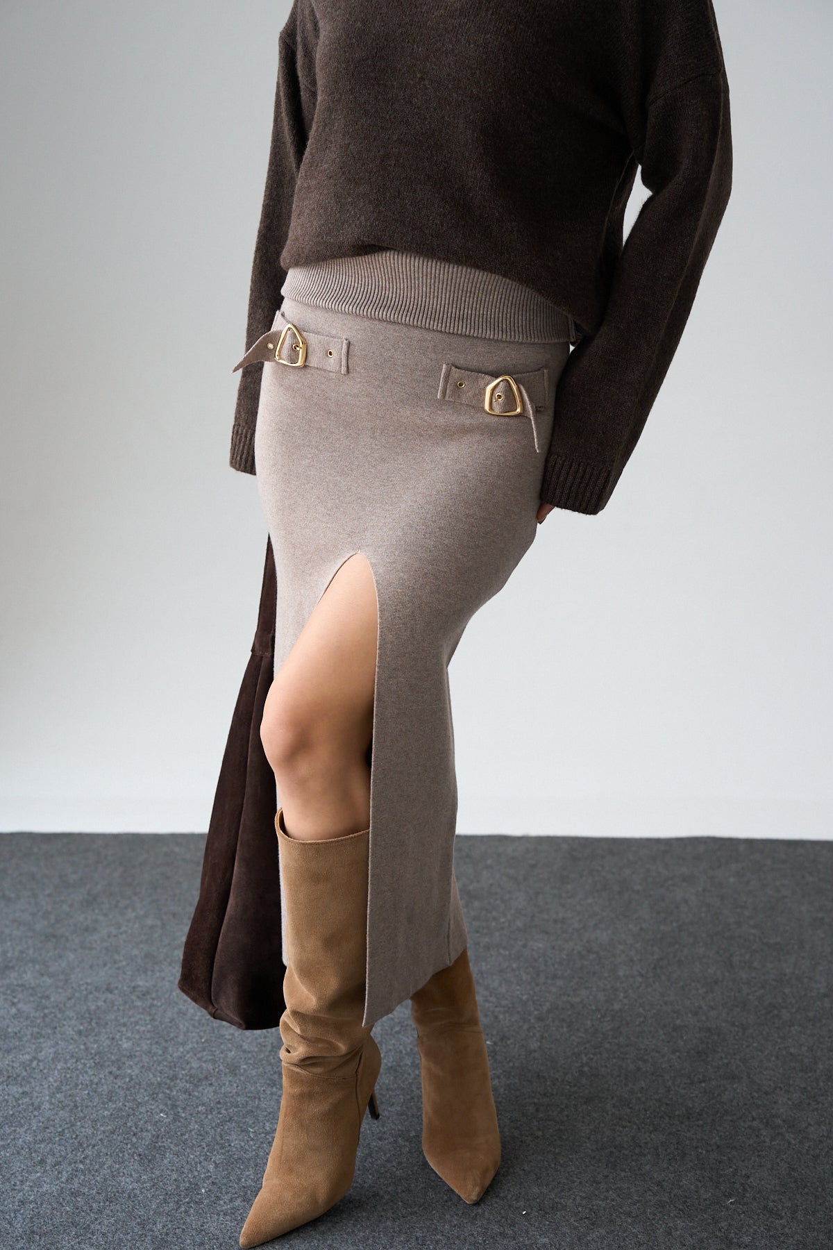 Kadın Aksesuar Detaylı Yırtmaçlı Triko Etek