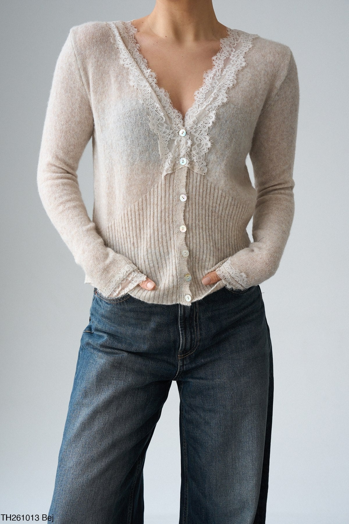 Kadın V Yaka Dantel Detaylı Yünlü Hırka