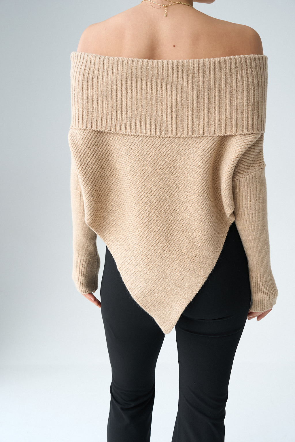 Kadın Madonna Yaka Üçgen Kesim Kazak