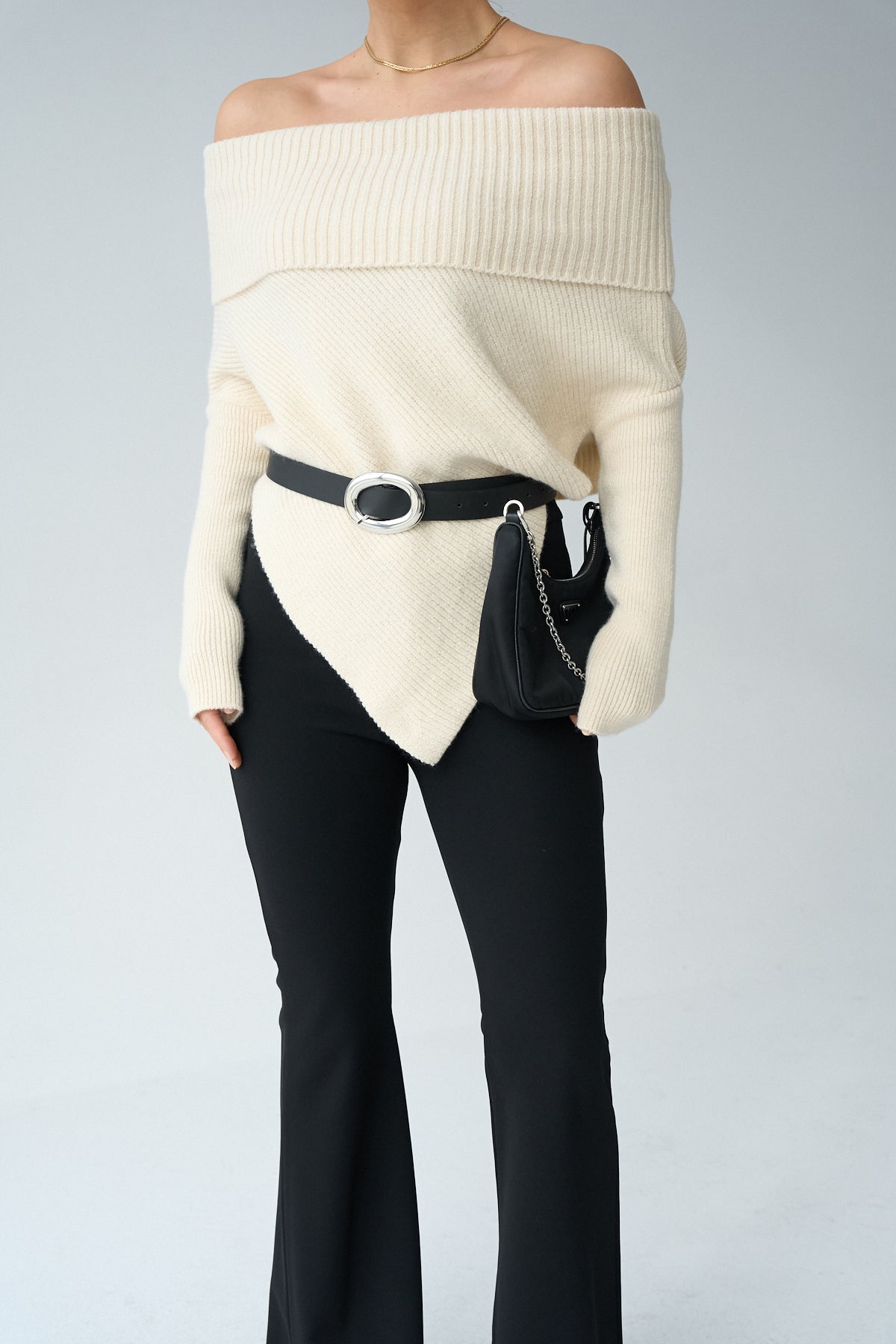 Kadın Madonna Yaka Üçgen Kesim Kazak