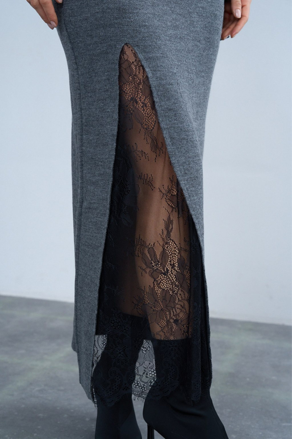 Kadın Antrasit Dantel Detaylı Uzun Triko Etek